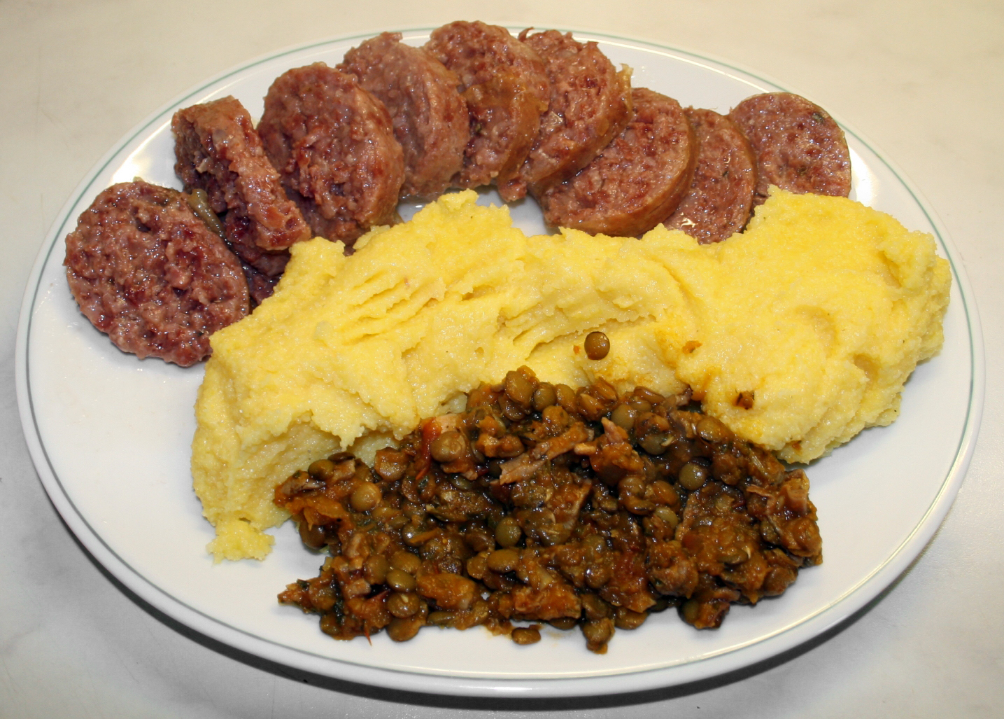Le lenticchie, simbolo della fine dell’anno Cotechino Servito Polenta Lenticchie