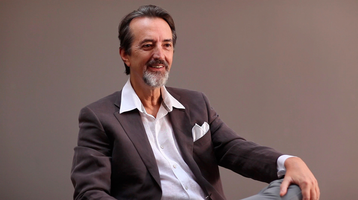 Giovanni Gastel, l’arte in uno scatto giovanni gastel wearing canali jacket shirt hero