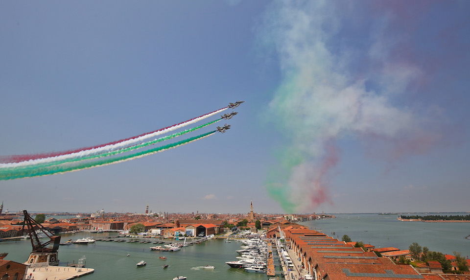 Salone Nautico Venezia 2021: le Frecce Tricolori sorvolano l’Arsenale per l’apertura della mostra navale