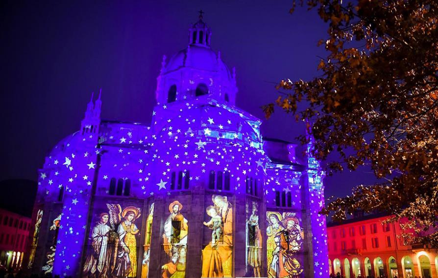 Natale a Como Duomo illuminato