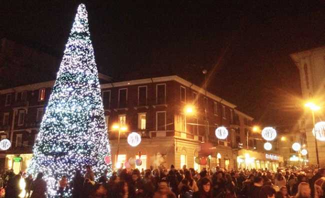 arona albero natale luci