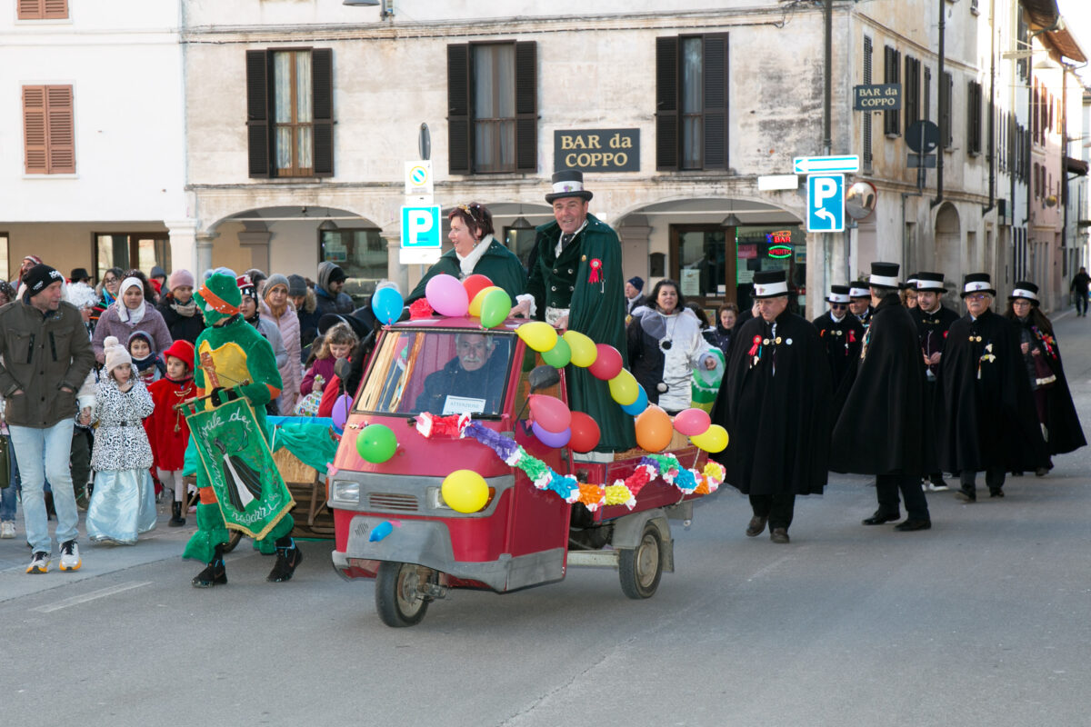 A Ghemme il re Barlan arriva sullapecar e apre il carnevale 4