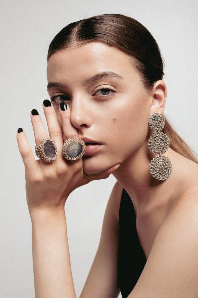 Hara Karamichali Gioielli crochet e pietre. Lavorate con filo placcato in argento e oro