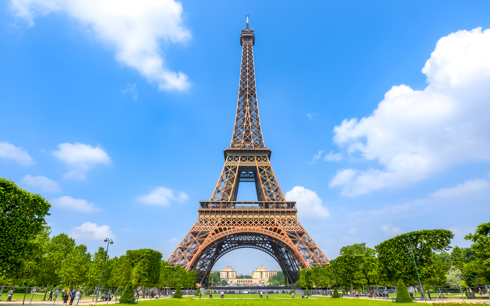 A zonzo per la Francia: La Torre Eiffel c90f7eb7a5825e6f5e57a5a62d05399c 25058 BestofParis EiffelTower Cruise Louvre 002