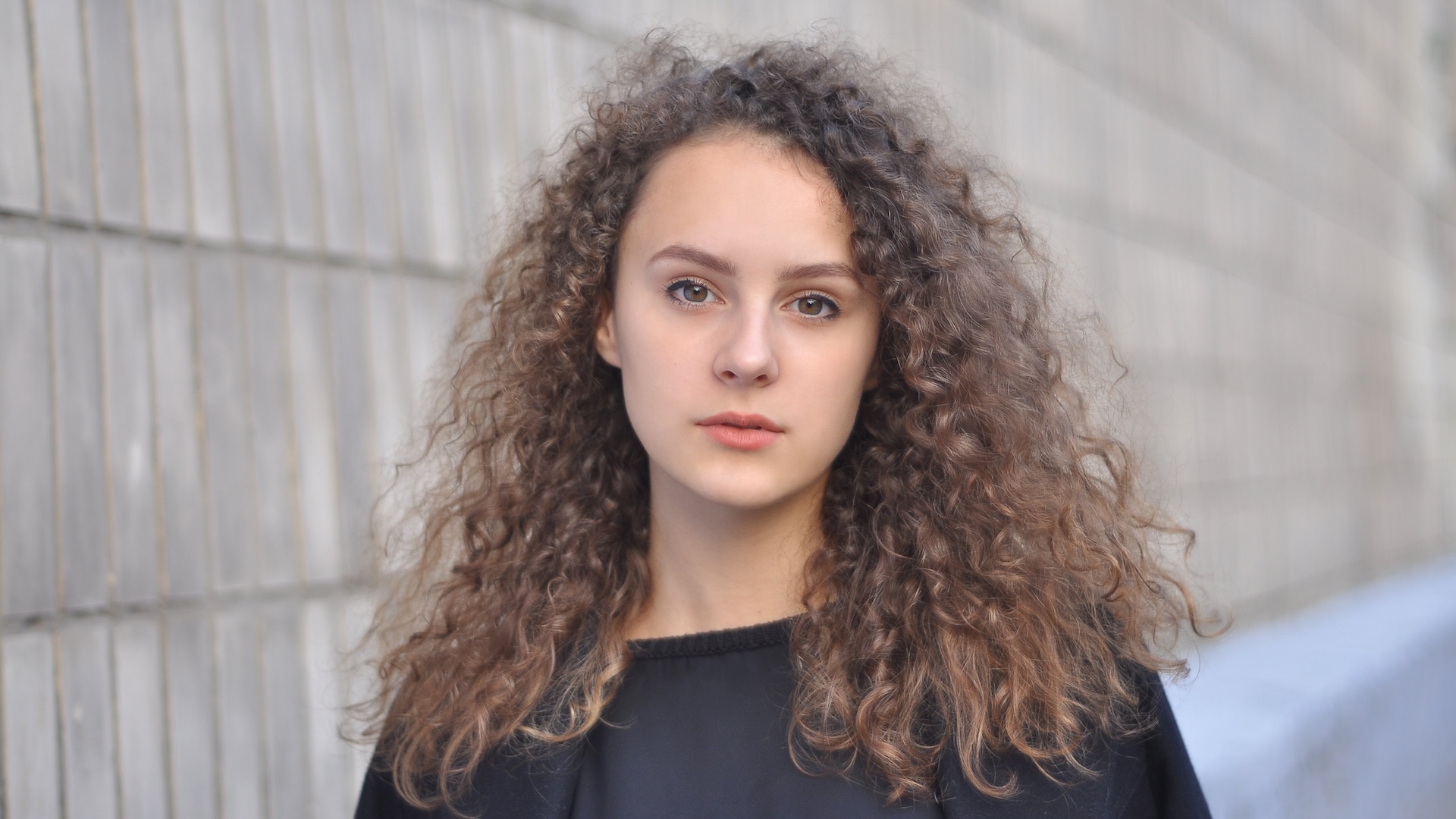 ragazza-con-capelli-ricci